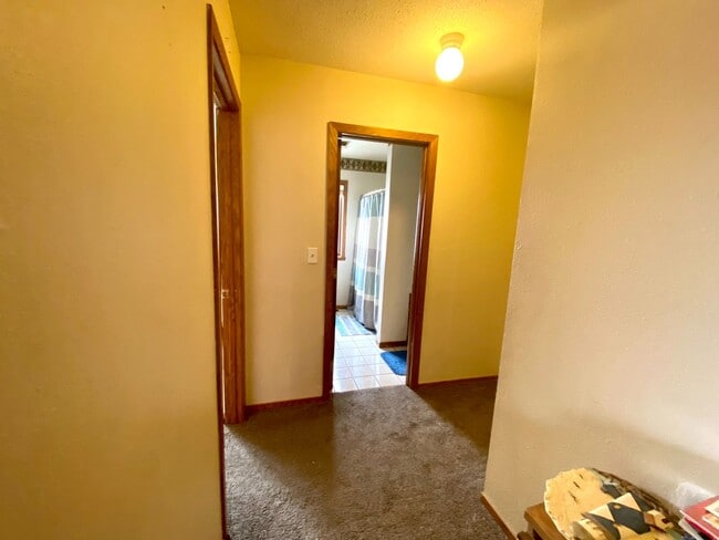 Building Photo - For Rent: Charming 3-Level Townhome in Qui...