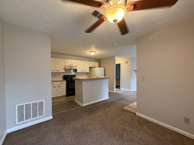 Building Photo - 979 Stewarts Creek Dr