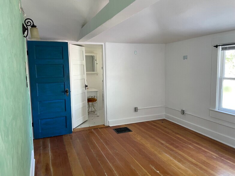 Bed/bath - 333 E 15th St