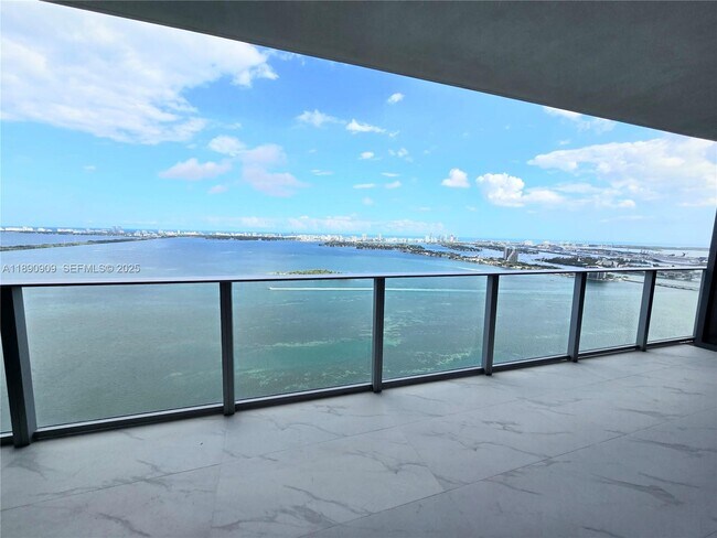 Building Photo - 700 NE 24th St