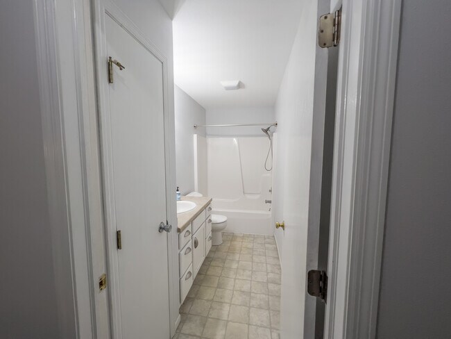 Upstairs bathroom - 605 Ruxton Ridge Dr