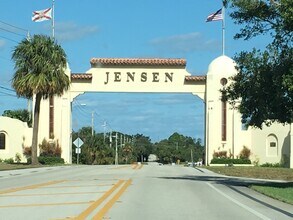 Building Photo - 1515 NE Beacon Dr