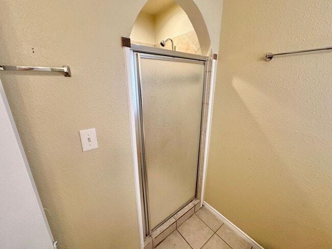 Building Photo - AVAILABLE NOW!