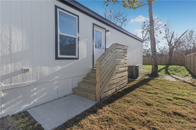 Building Photo - 495 Pleasant St