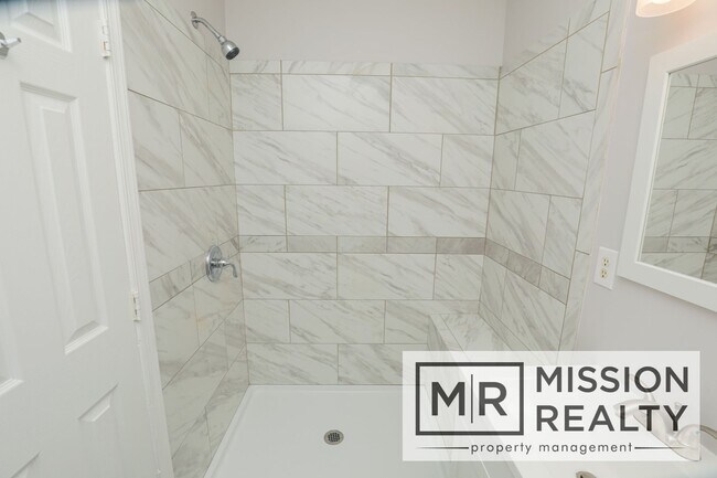 Building Photo - -- 3 BED 2 BATH HOME IN POPULAR NORTH SIDE --