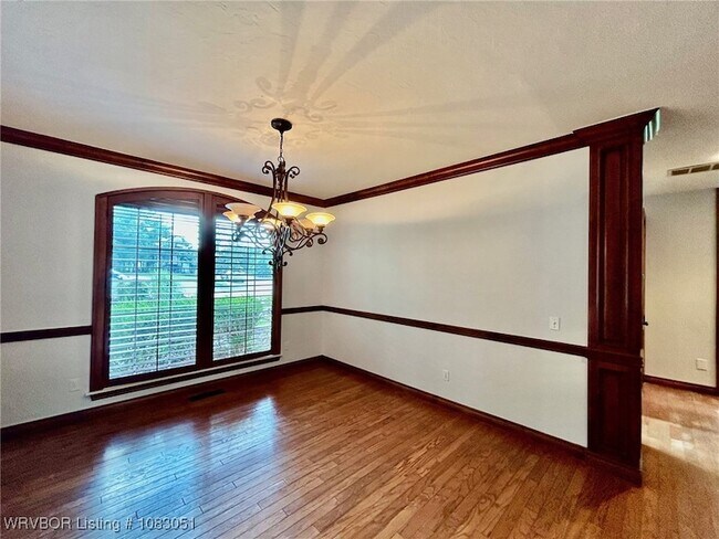 Building Photo - 1801 Oak Forest Dr