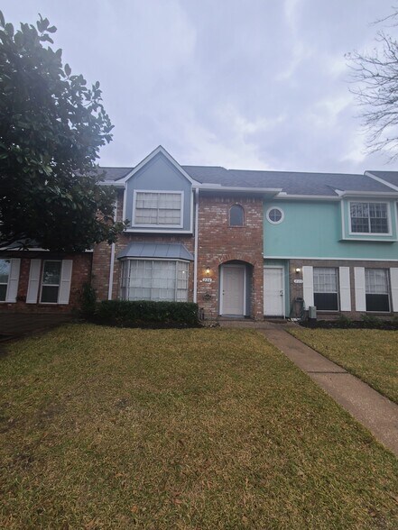 Front of Townhouse (Wide View) - 11002 Hammerly Blvd