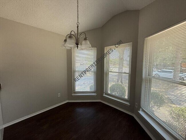 Building Photo - 10206 Shayna Dr