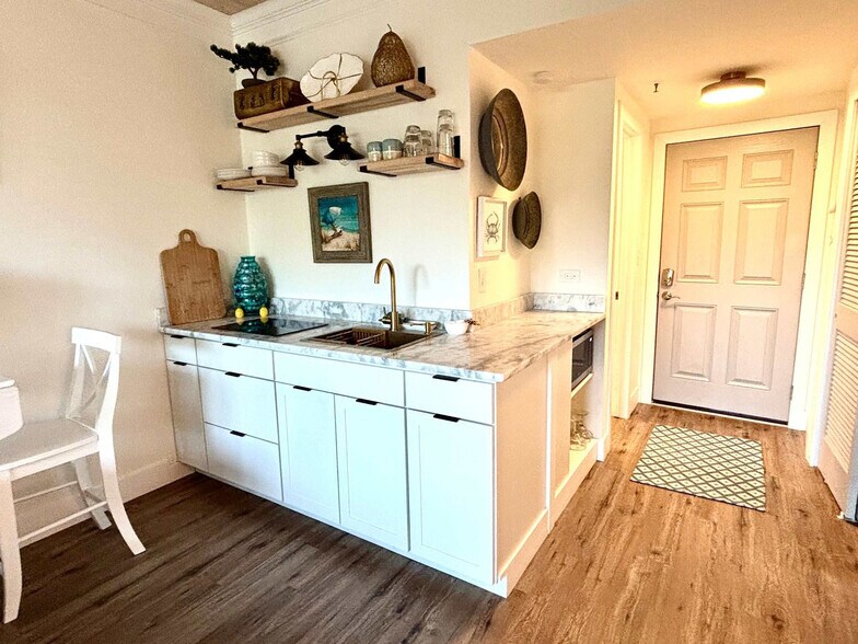 Building Photo - 214 Miracle Strip Pkwy SW