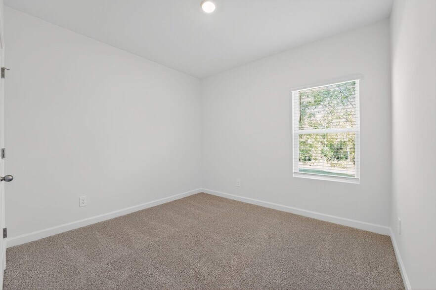 Building Photo - 2143 Rolling Hls Ct