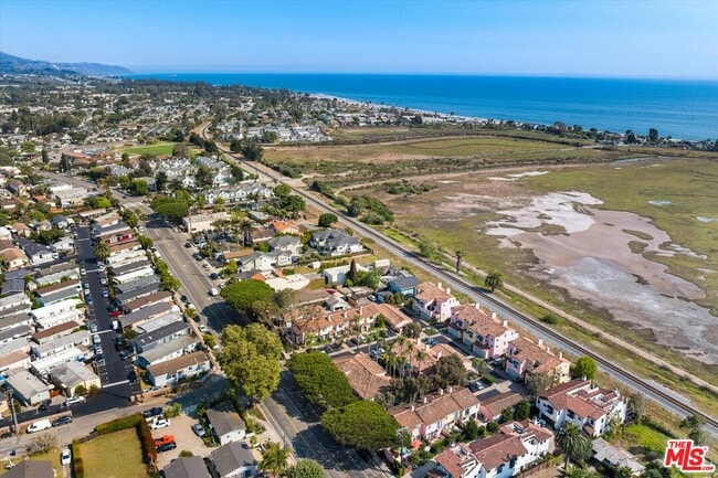 Building Photo - 4297 Carpinteria Ave