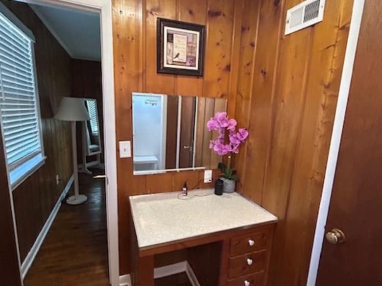 Vanity Room - 2511 Mashburn Rd
