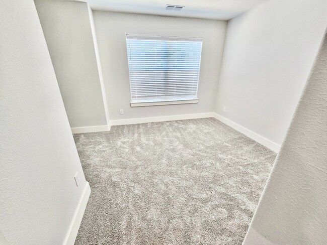 Building Photo - 220 W Bond St