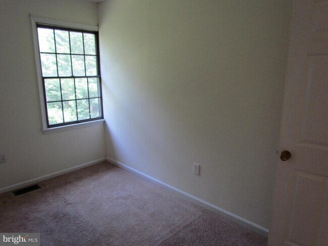 Building Photo - 9 Cohanzick Ct