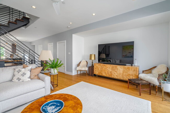 Building Photo - 1003 S 17th St