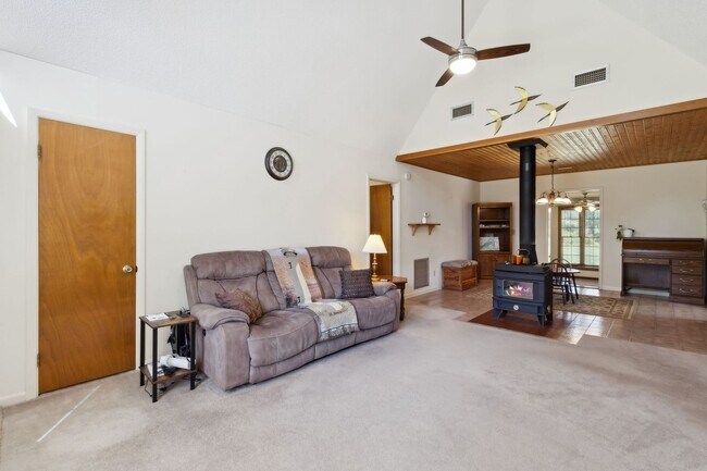 Building Photo - Peaceful Country Living Close to Everything