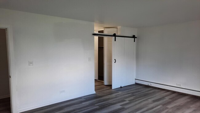 Building Photo - Spacious & Updated 2-Bed, 2-Bath Condo in Desirable Palatine Location