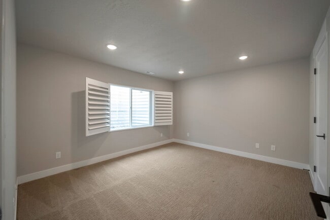 Building Photo - 316 S 380