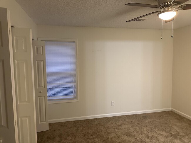 Building Photo - 4106 Hawthorne Cir