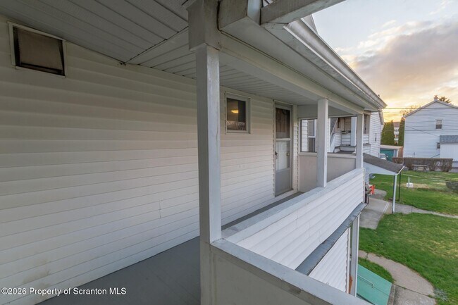 Building Photo - 623 E Elm St