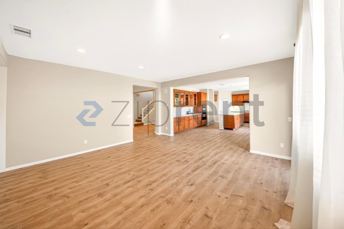 Building Photo - 3715 Hedge Ln