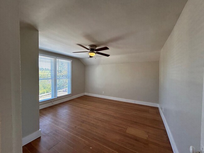 Building Photo - Rent Special! - Gorgeous 3 Bed + Bonus Roo...