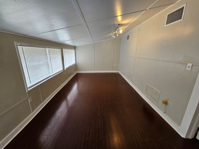 Building Photo - Charming 1/1 Home Just Minutes from Campus