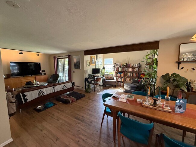 Building Photo - Spacious End-Unit Townhome in Scenic Shana...
