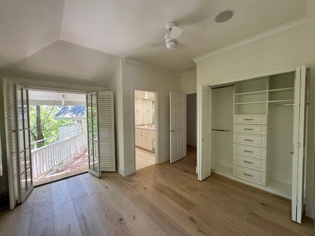 Building Photo - Tri-level townhome in highly desirable Dia...