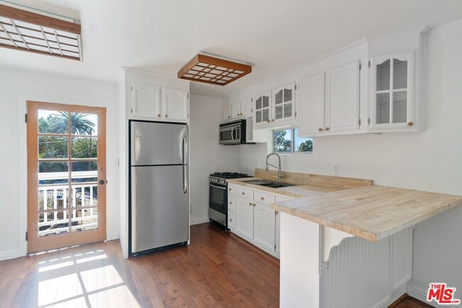 Building Photo - 4011 Sunset Dr