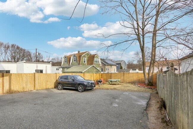 Building Photo - 39 Forest St