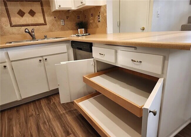 Building Photo - Sophisticated Space Designed for Comfort