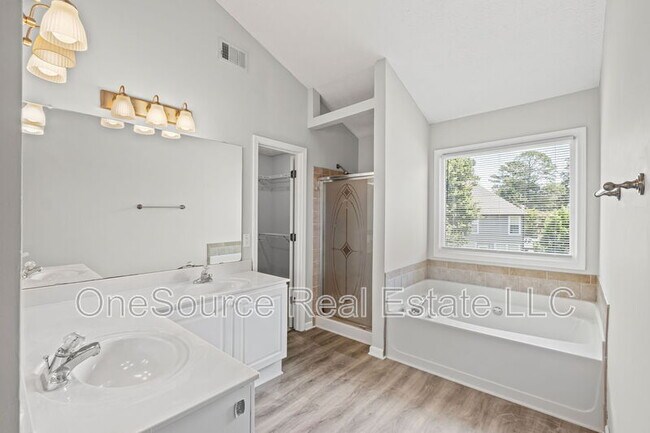 Building Photo - 10905 Pinewalk Forest Cir