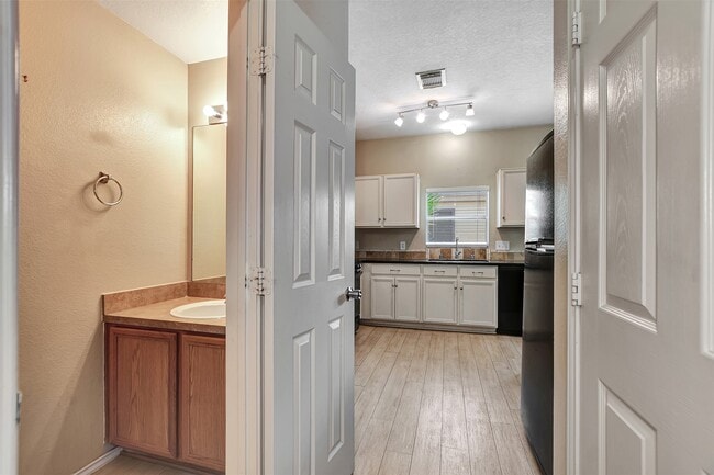 Building Photo - 23624 Wildwood Green Way