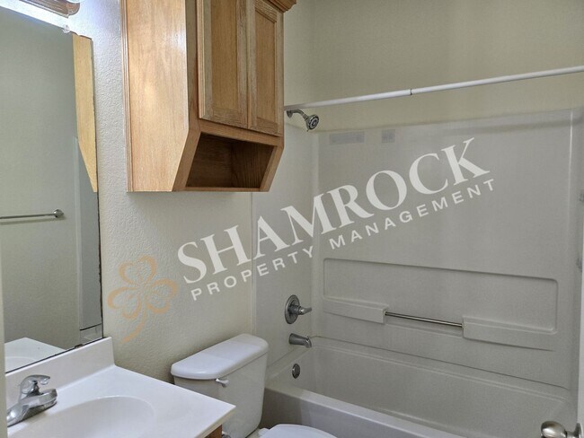 Building Photo - 3/2 Duplex in Surrey Ridge
