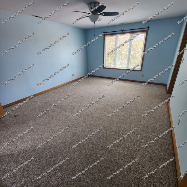 Building Photo - Three Bed Chesterton Townhome