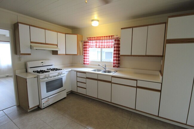 Building Photo - Downtown Ventura Bungalow with Beautiful Y...