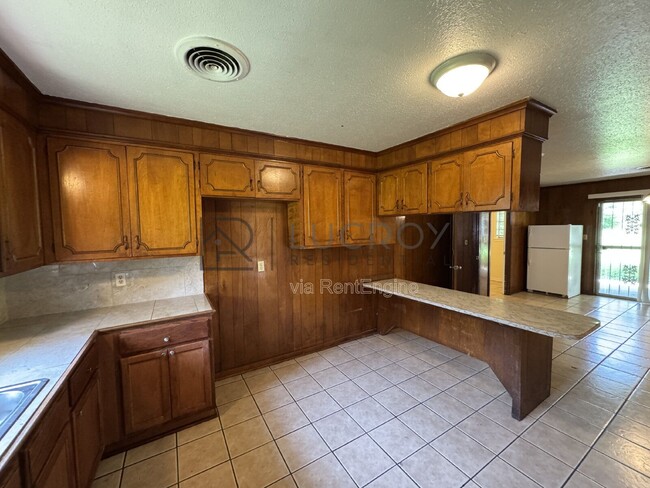 Building Photo - 577 Dryden Ave