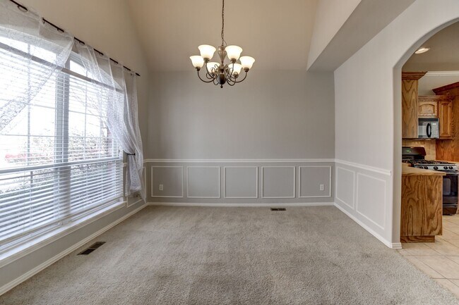 Building Photo - 5 Bed | 2.5 Baths | Broken Arrow
