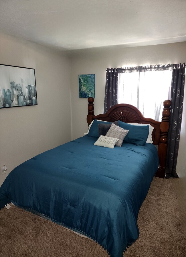 Queen room - 606 Tudor Ct