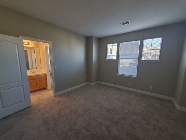 Building Photo - STUNNING SPACIOUS 5 BEDROOM HOME IN CONCOR...