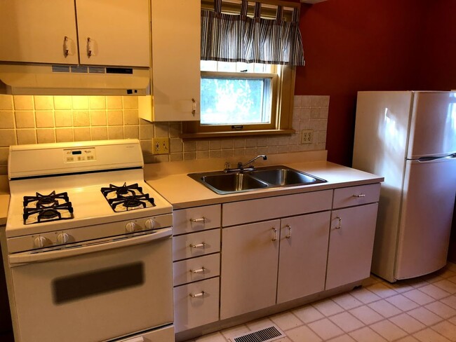 Building Photo - Charming 2BR,1 bath house with updated app...