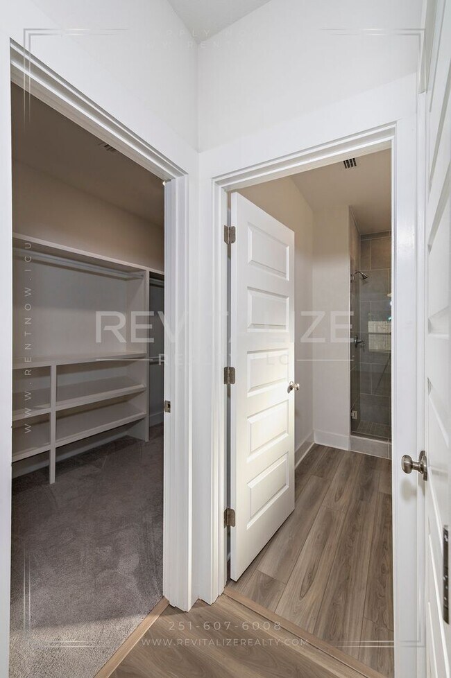 Building Photo - Charming Gold Fortified Home in Live Oak E...