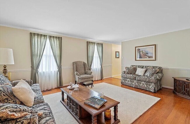 Building Photo - Charming Home! 4 Bedroom 2.5 Bathroom - Hopewell