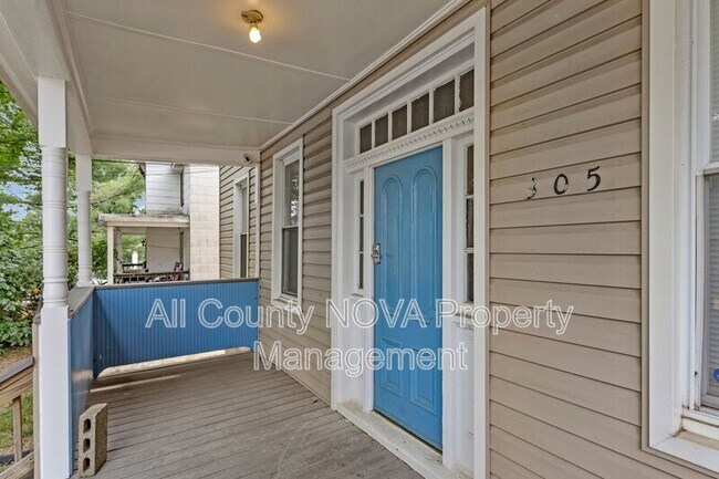 Building Photo - 305 9th St