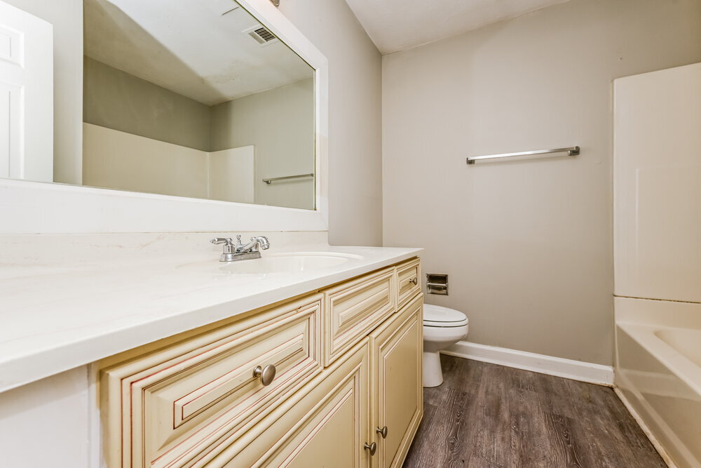 Building Photo - 564 Clubhouse Dr SE