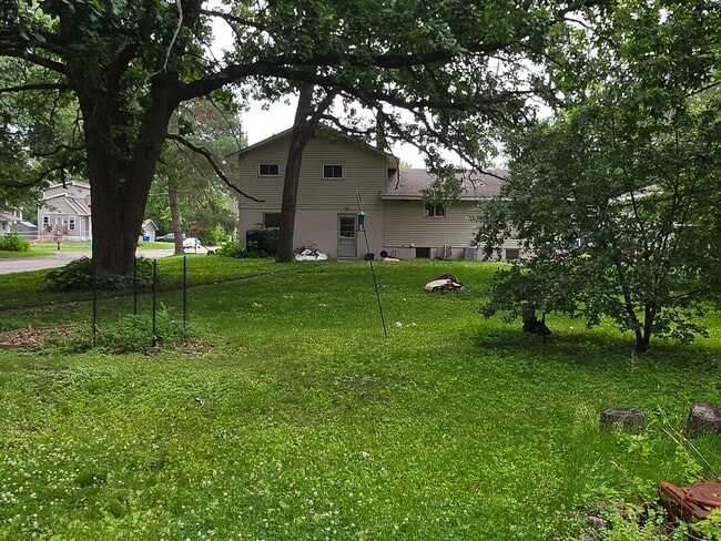 Building Photo - Move-In Ready Gem in the Heart of Forest Lake