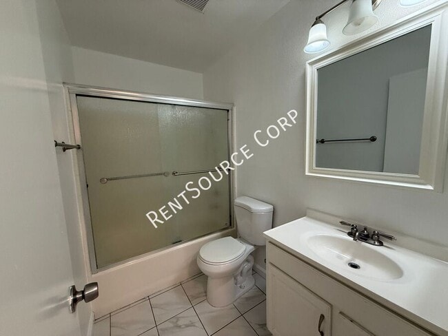 Building Photo - 2240 Westpark Dr