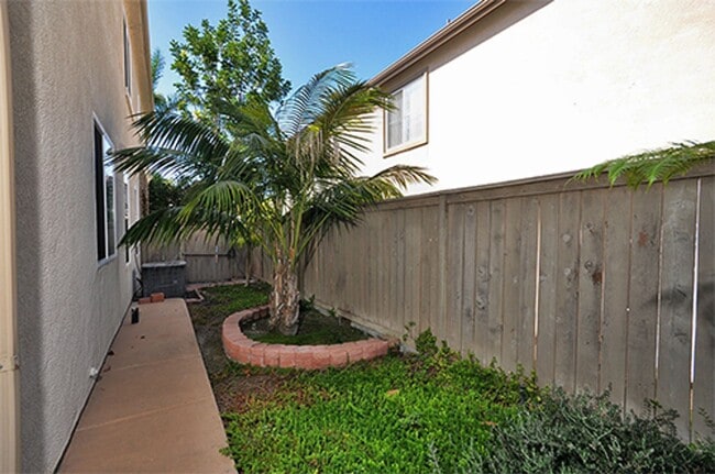 Building Photo - Spacious 5 Bedroom Family Home in Rancho del Oro!