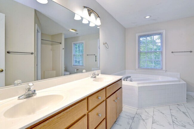 Building Photo - Beautiful Poquoson Home.